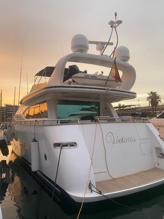 Yacht 20Metros Hotel Sant Adria de Besos Exterior photo
