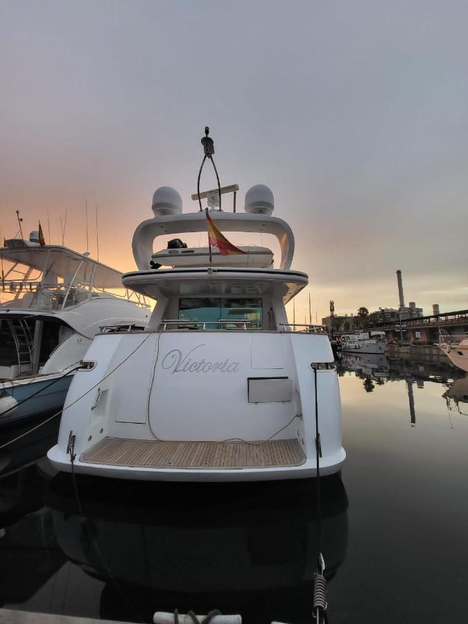 Yacht 20Metros Hotel Sant Adria de Besos Exterior photo